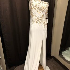 - Wow $279 One Shoulder Formal Gown White Size 6 great pageant gown or spe…